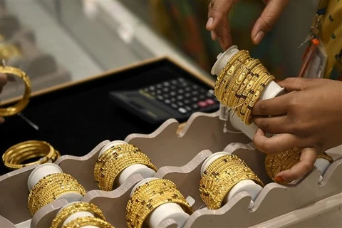 Vàng trang sức được bày bán tại tiệm kim hoàn ở Chennai (Ấn Độ). (Ảnh: AFP/TTXVN)