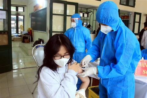 Tiêm vaccine phòng COVID-19 cho trẻ em từ 12-17 tuổi tại điểm tiêm trường THPT Lê Quý Đôn, thành phố Thái Bình, hồi tháng 11 năm ngoái. (Ảnh: Thế Duyệt/TTXVN)