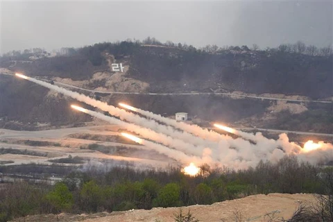 Loạt đạn pháo được phóng đi trong cuộc tập trận chung bắn đạn thật giữa binh sỹ Mỹ và Hàn Quốc ở thao trường Seungjin thuộc Pocheon (Hàn Quốc). (Ảnh: AFP/TTXVN)