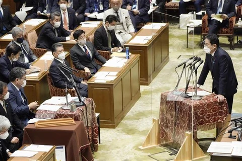 Thủ tướng Nhật Bản Fumio Kishida (phải) tại một phiên họp của Hạ viện ở Tokyo, ngày 17/10/2022. (Ảnh: Kyodo/TTXVN)
