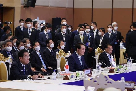 Thủ tướng Trung Quốc Lý Khắc Cường, Thủ tướng Nhật Bản Kishida Fumio và Tổng thống Hàn Quốc Yoon Suk-yeol dự hội nghị. (Ảnh: Dương Giang/TTXVN)