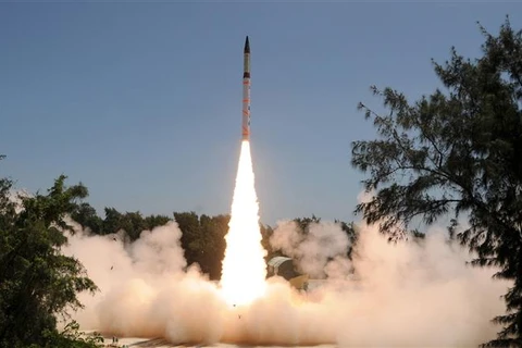 Phóng thử thành công tên lửa đạn đạo tầm trung Agni-IV từ đảo Wheeler, ngoài khơi bang Orissa (Ấn Độ). (Ảnh: AFP/TTXVN)