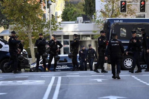 Cảnh sát Tây Ban Nha gác bên ngoài Đại sứ quán Mỹ ở Madrid, ngày 1/12/2022. (Ảnh: AFP/TTXVN)