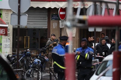 Lực lượng an ninh được triển khai tại hiện trường vụ nổ súng ở Paris (Pháp) ngày 23/12/2022. (Ảnh: AFP/TTXVN)
