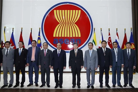 Chủ tịch nước Nguyễn Xuân Phúc với Tổng Thư ký ASEAN Lim Jock Hoi và Đại sứ, Đại biện Phái đoàn các nước ASEAN tại Jakarta (Indonesia), ngày 23/12/2022. (Ảnh: Thống Nhất/TTXVN)