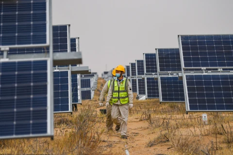 Nhân viên kiểm tra một nhà máy điện Mặt Trời ở sa mạc Kubuqi, khu tự trị Nội Mông, hồi tháng 4/2022. (Nguồn: China Daily)