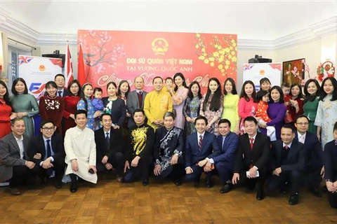 Toàn thể cán bộ Đại sứ quán và các cơ quan đại diện Việt Nam tại Anh cùng gia đình tham dự buổi gặp mặt mừng xuân Quý Mão 2023. (Ảnh: Phong Hà/TTXVN)