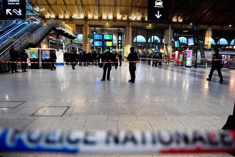 Cảnh sát phong tỏa hiện trường vụ tấn công bằng dao tại nhà ga Gare du Nord ở thủ đô Paris, Pháp ngày 11/1/2023. Ảnh: AFP/TTXVN