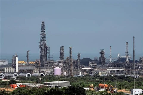 Một cơ sở lọc dầu của Tập đoàn Dầu khí quốc gia Venezuela (PDVSA) tại Puerto La Cruz, bang Anzoategui (Venezuela). (Ảnh: AFP/TTXVN)