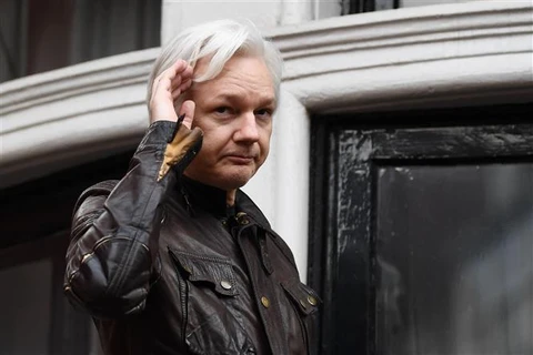 Nhà sáng lập WikiLeaks Julian Assange tại Đại sứ quán Ecuador ở London (Anh), ngày 19/5/2017. (Ảnh: AFP/TTXVN)
