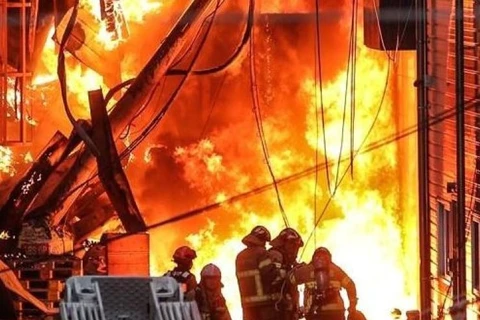 Lính cứu hỏa nỗ lực dập tắt đám cháy tại nhà máy tái chế ở Daegu, 237km về phía Nam thủ đô Seoul, ngày 15/6/2023. (Nguồn: The Korea Times)