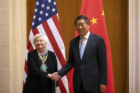 Phó Thủ tướng Trung Quốc Hà Lập Phong (phải) trong cuộc gặp Bộ trưởng Tài chính Mỹ Janet Yellen tại Bắc Kinh, ngày 8/7/2023. (Ảnh: AFP/TTXVN)