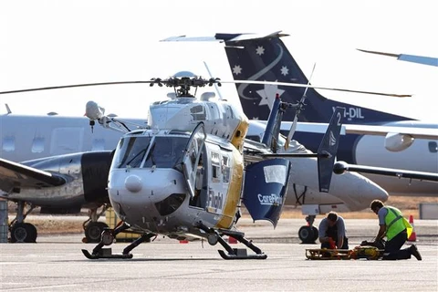 Trực thăng cứu hộ được triển khai tại sân bay quốc tế Darwin để vận chuyển nạn nhân bị thương trong vụ máy bay Osprey của lực lượng thủy quân lục chiến Mỹ bị rơi trên đảo Melville, phía Bắc Australia, ngày 27/8/2023. (Ảnh: AFP/TTXVN)