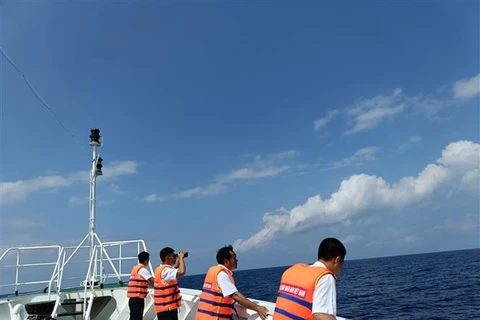 Tàu 467 của Vùng 4 Hải quân di chuyển đến địa điểm tàu cá gặp nạn để tìm kiếm ngư dân mất tích, chiều 17/10/2023. (Ảnh: TTXVN phát)
