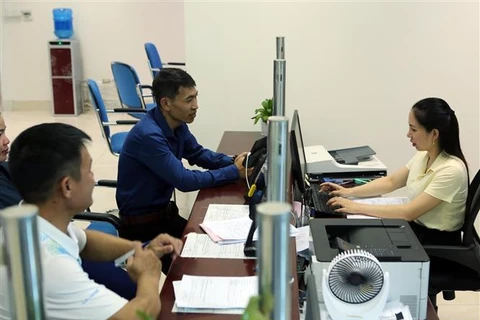 Người dân đến làm thủ tục hành chính tại khu vực của Sở Tài Nguyên và Môi trường ở Trung tâm Hành chính Công tỉnh Lai Châu. (Ảnh minh họa: Quý Trung/TTXVN)