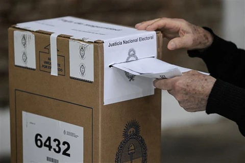 Cử tri bỏ phiếu trong cuộc bầu cử Tổng thống tại điểm bầu cử ở Buenos Aires (Argentina), ngày 22/10/2023. (Ảnh: AFP/TTXVN)