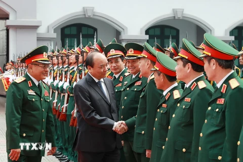 Thủ tướng Nguyễn Xuân Phúc với các cán bộ chủ chốt Tổng cục II. (Ảnh: Thống Nhất/TTXVN)