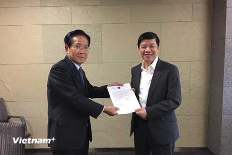 Đại sứ Việt Nam tại Nhật Bản Nguyễn Quốc Cường trao thư cảm ơn tới thị trưởng thị trấn Komagane. (Ảnh: Nguyễn Tuyến/Vietnam+)