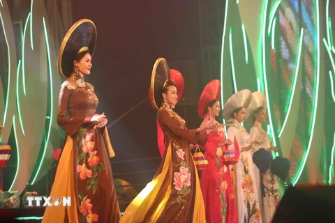 Các người mẫu trình diễn áo dài lụa trong chương trình đêm hội B’Lao-Tơ trà lan tỏa” trong khuôn khổ festival. (Ảnh: Nguyễn Dũng/TTXVN)