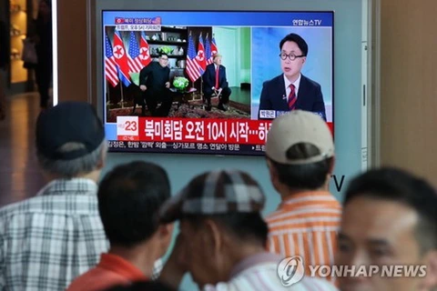 Người dân Hàn Quốc theo dõi tin tức về hội nghị thượng đỉnh Mỹ-Triều tại Seoul, Hàn Quốc. (Nguồn: Yonhap)