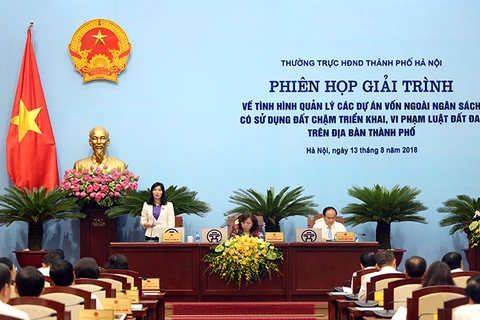 Phó Chủ tịch Hội đồng Nhân dân thành phố Hà Nội Phùng Thị Hồng Hà điều hành phiên giải trình. (Nguồn: hanoi.gov.vn)