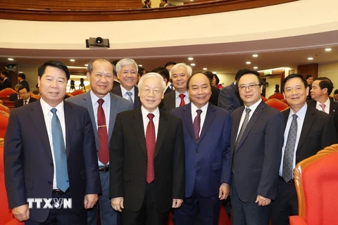 Hình ảnh lãnh đạo Đảng, Nhà nước với các đại biểu dự Hội nghị TW 8