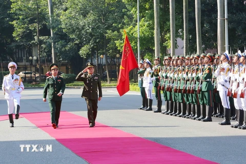 Thượng tướng Phan Văn Giang và Đại tướng Vong Pisen, Tổng Tư lệnh Quân đội Hoàng gia Campuchia duyệt đội danh dự Quân đội nhân dân Việt Nam. (Ảnh: Dương Giang/TTXVN)