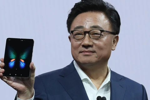 Chủ tịch và Giám đốc điều hành Bộ phận di động của Samsung, DJ Koh, giới thiệu điện thoại thông minh Galaxy Fold mới trong sự kiện Samsung Unpacked vào ngày 20/2 tại San Francisco, California, Mỹ. (Nguồn: Getty Images)