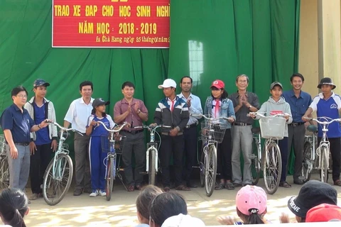 Một buổi trao tặng xe đạp cho học sinh nghèo của thầy Huỳnh Quang Sơn do trường Trung học cơ sở Đinh Núp tổ chức. (Ảnh: Xuân Triệu/TTXVN)