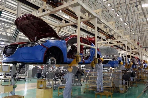 Dây chuyền lắp ráp ôtô du lịch tại nhà máy THACO, Khu kinh tế mở Chu Lai. (Ảnh: Vũ Sinh/TTXVN)