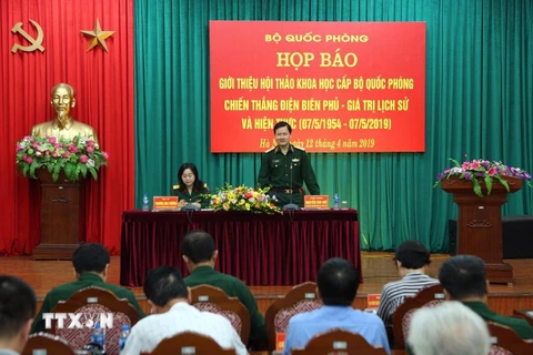 Thiếu tướng Nguyễn Văn Đức, Cục trưởng Cục Tuyên huấn - Tổng cục Chính trị Quân đội Nhân dân Việt Nam chủ trì buổi họp báo. (Ảnh: Dương Giang/TTXVN)