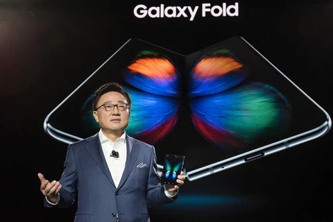 Điện thoại Galaxy Fold ra mắt trong sự kiện Unpacked diễn ra ở San Francisco, Mỹ rạng sáng 21/2 (giờ Việt Nam). (Nguồn: Yonhap/TTXVN)