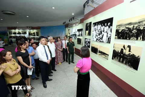 Khách tham quan triển lãm tại Bảo tàng Chiến thắng Điện Biên Phủ. (Ảnh: Phan Tuấn Anh/TTXVN)