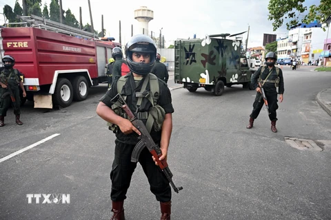 Binh sỹ gác tại khu vực gần nhà thờ St. Anthony ở thủ đô Colombo, Sri Lanka, sau loạt vụ nổ ngày 22/4/2019. (Nguồn: AFP/ TTXVN)
