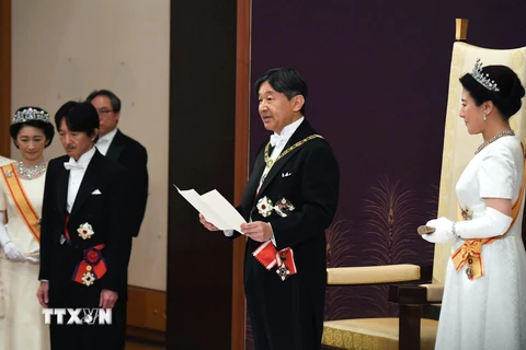 Tân Nhật hoàng Naruhito (thứ 2, phải) phát biểu trong lễ đăng quang tại Hoàng cung ở Tokyo, Nhật Bản ngày 1/5/2019. (Nguồn: AFP/TTXVN)