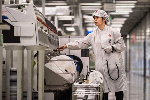Công nhân làm việc trong dây chuyền sản xuất điện thoại thông minh của Huawei ở Thâm Quyến, Trung Quốc. (Nguồn: Getty Images)