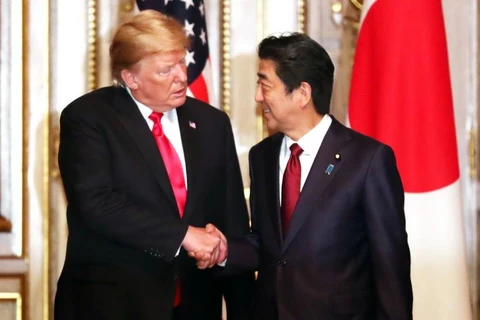 Tổng thống Mỹ Donald Trump bắt tay Thủ tướng Nhật Bản Shinzo Abe trước bữa tiệc trưa làm việc tại nhà khách Akasaka ở Tokyo vào ngày 27/5. (Nguồn: Getty Images)