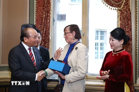 Thủ tướng Nguyễn Xuân Phúc tặng quà lưu niệm cho bà Birsitta Dahl, nguyên Chủ tịch Quốc hội Thụy Điển. (Ảnh: Thống Nhất/TTXVN)