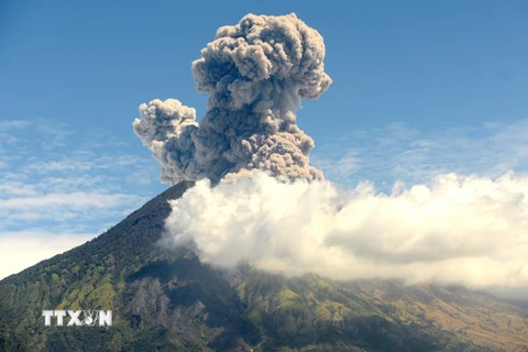 Núi lửa Agung trên đảo Bali, Indonesia phun tro bụi ngày 6/7/2018. (Nguồn: AFP/TTXVN)
