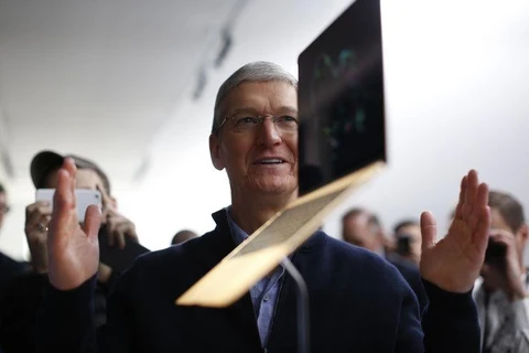 Giám đốc điều hành Apple, Tim Cook đứng trước một chiếc MacBook 12 inch được trưng bày sau sự kiện tại Trung tâm Nghệ thuật Yerba Buena vào ngày 9/3/2015 ở San Francisco, California. (Nguồn: Getty Images)