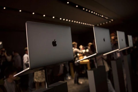 Máy tính xách tay MacBook Pro mới được giới thiệu trong một sự kiện tại trụ sở của Apple ở Cupertino, California, Mỹ. (Nguồn: Getty Images)