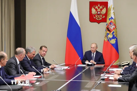 Tổng thống Nga Vladimir Putin (giữa) chủ trì cuộc họp với Hội đồng An ninh quốc gia ở ngoại ô Moskva ngày 5/8/2019. (Nguồn: THX/TTXVN)