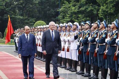 Thủ tướng Nguyễn Xuân Phúc và Thủ tướng Australia Scott Morrison duyệt Đội Danh dự Quân đội nhân dân Việt Nam. (Ảnh: Thống Nhất/TTXVN)