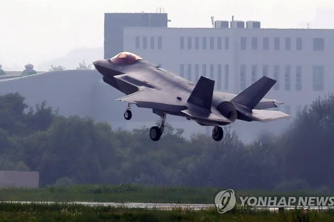 Một máy bay chiến đấu tàng hình F-35A hạ cánh xuống một căn cứ không quân ở Cheongju, cách Seoul khoảng 137km về phía nam, sau một chuyến bay huấn luyện. (Nguồn: Yonhap