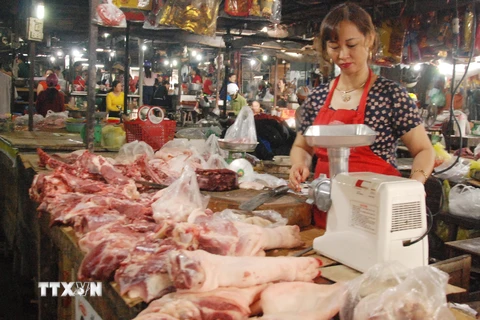 Quầy bán thịt lợn tại chợ Phường 5, thành phố Đông Hà (Quảng Trị). (Nguồn: TTXVN)