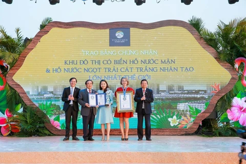 Đại diện Tổ chức Kỷ lục thế giới trao các Kỷ lục cho dự án Thành phố biển hồ Vinhomes Ocean Park.