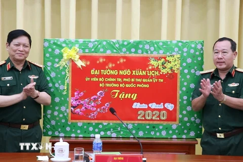 Đại tướng Ngô Xuân Lịch tặng quà cán bộ, chiến sỹ Quân đoàn 4. (Ảnh: Lê Cầu/TTXVN)
