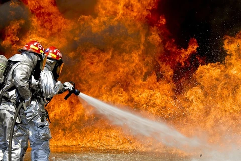 Lực lượng chữa cháy nỗ lực không chế ngọn lửa tại hiện trường. (Nguồn: powderbulksolids.com)