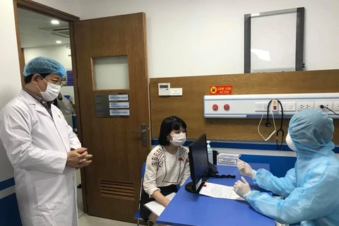 Diễn tập tình huống đón tiếp bệnh nhân nghi nhiễm COVID-19. (Nguồn: baochinhphu.vn)