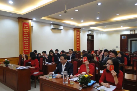 Các đại biểu thực hiện biểu quyết tại đại hội chi bộ trực thuộc Đảng bộ Kho bạc Nhà nước Quảng Ninh. (Nguồn: quangninh.gov.vn)